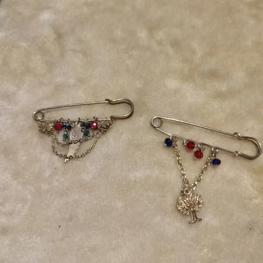 سنجاق آویز سینه