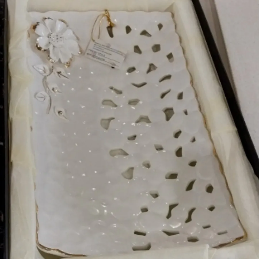 شیرینی خوری سفید