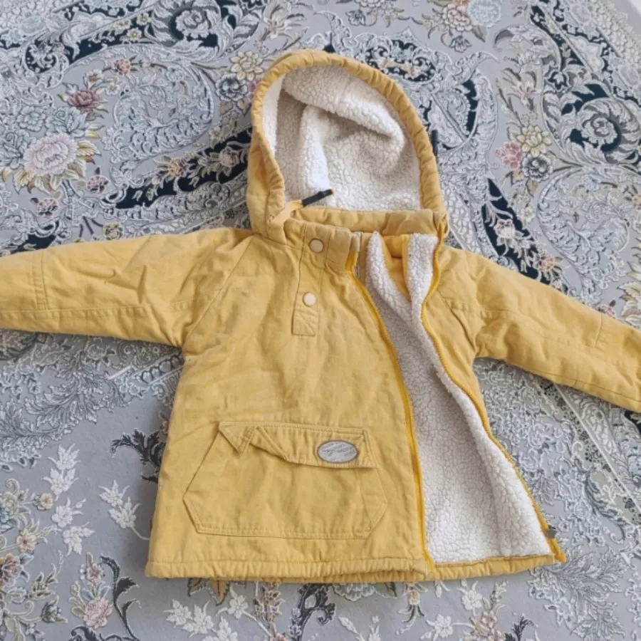 کاپشن خردلی گرم داخل ببعی