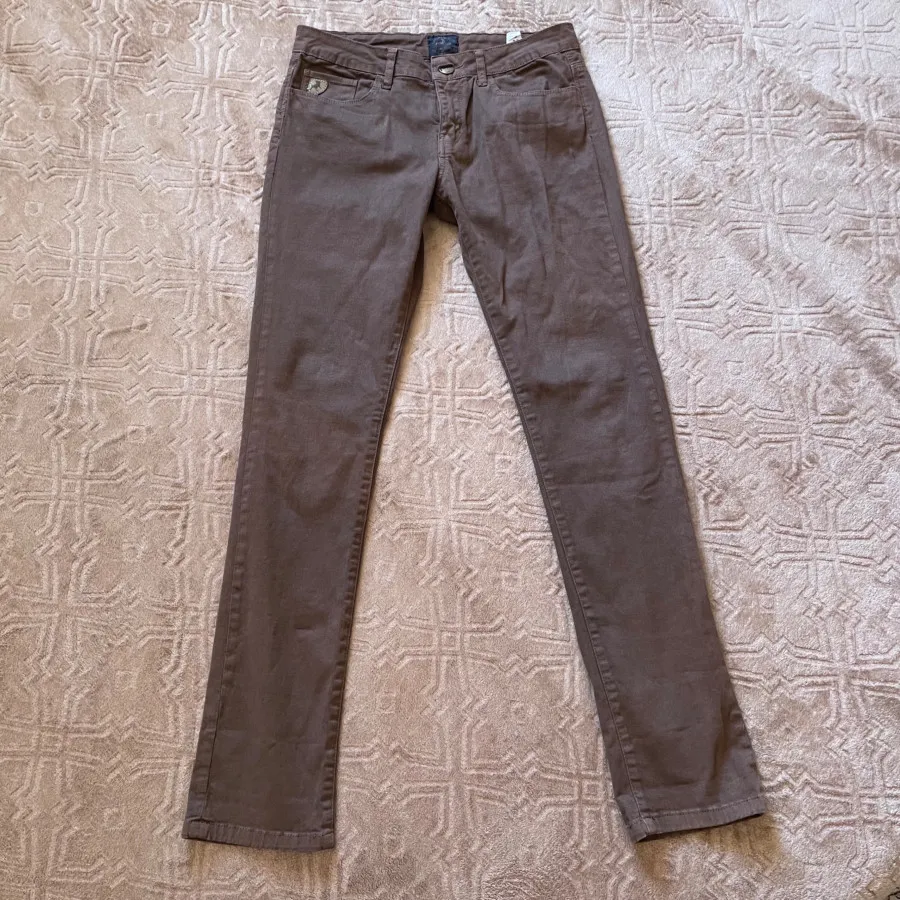 شلوار جین قهوه ای