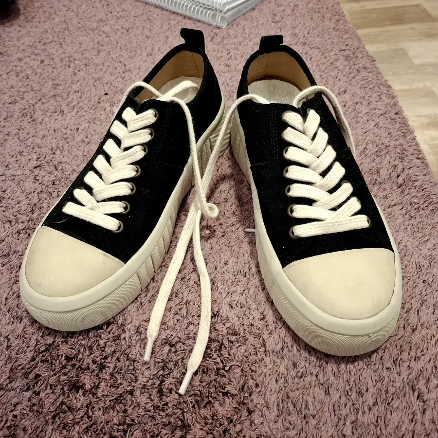 کفش کتونی شیری و مشکی