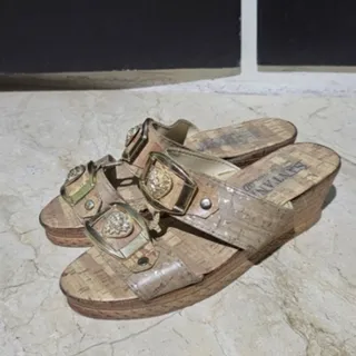 صندل سگک طلایی