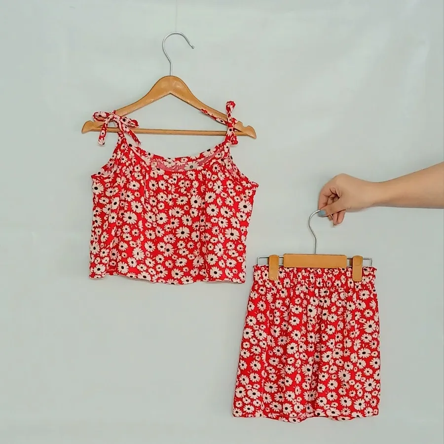 تاپ و دامن قرمز نخی