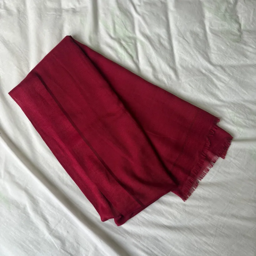 شال زرشکی رنگ