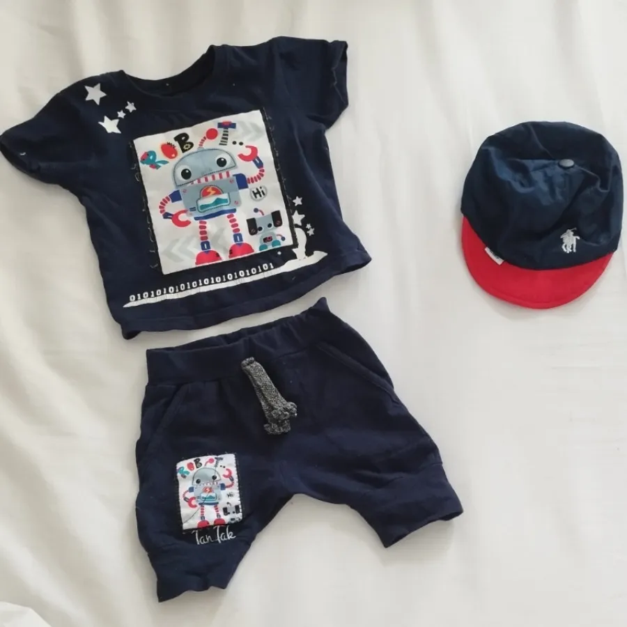 ست تیشرت و شلوارک و کلاه