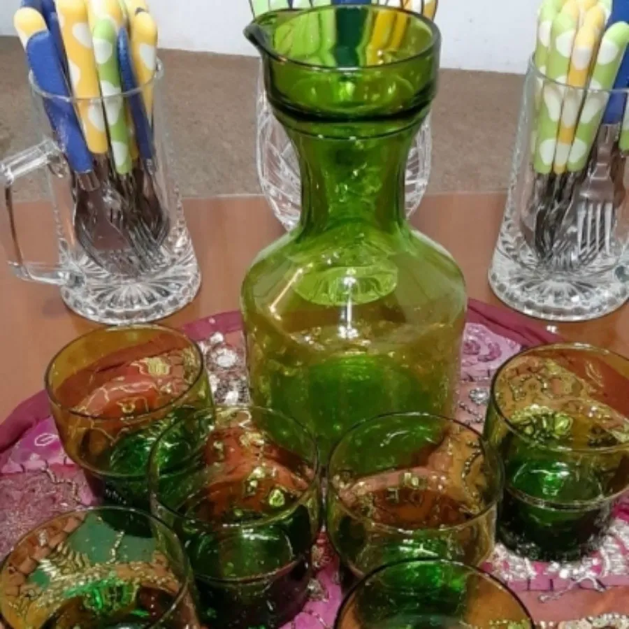 یک دست تنگ و لیوان سبز