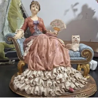 مجسمه قدیمی دختر و سگ