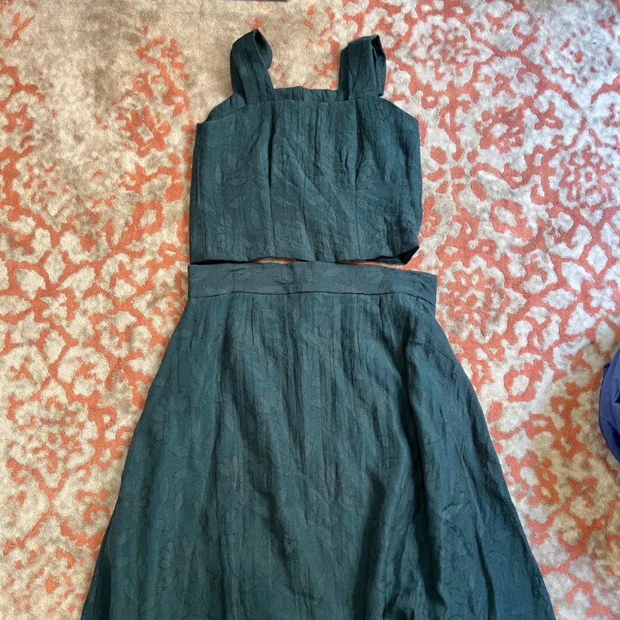 نیم تنه و دامن