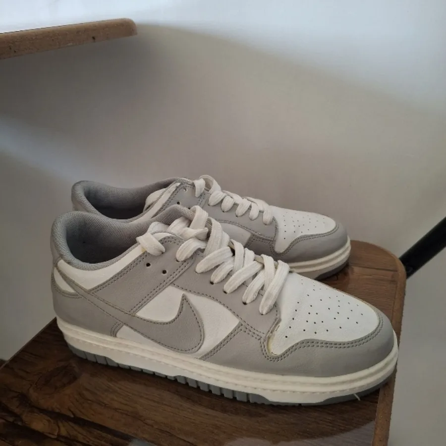 کتونی طوسی و سفید