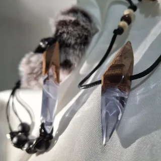 گردنبند و دستبند رزین چوب