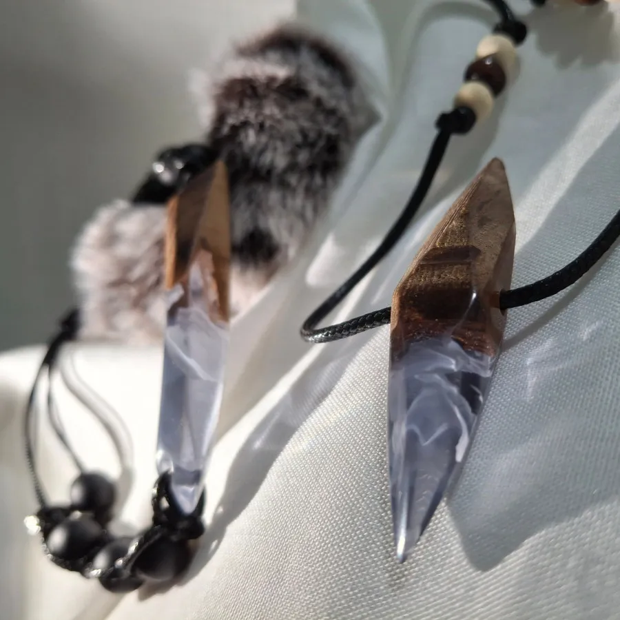 گردنبند و دستبند رزین چوب