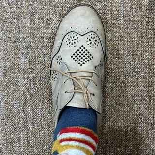 کفش کرمی رنگ