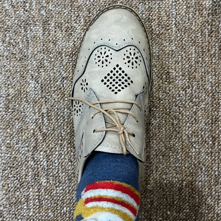 کفش کرمی رنگ