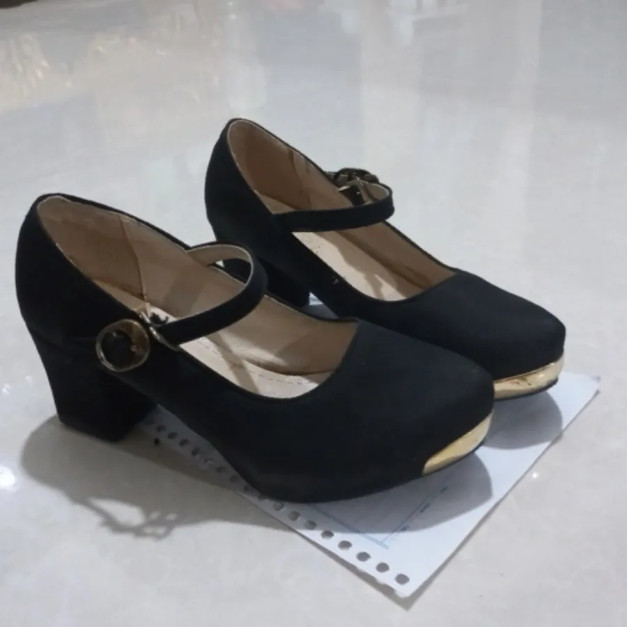 کفش مشکی لب طلایی