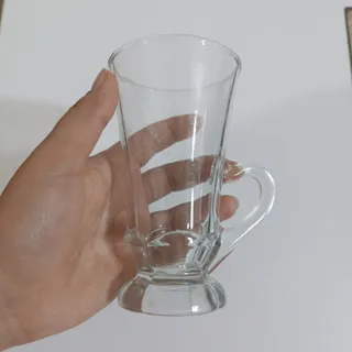 تعدادی لیوان و فنجان