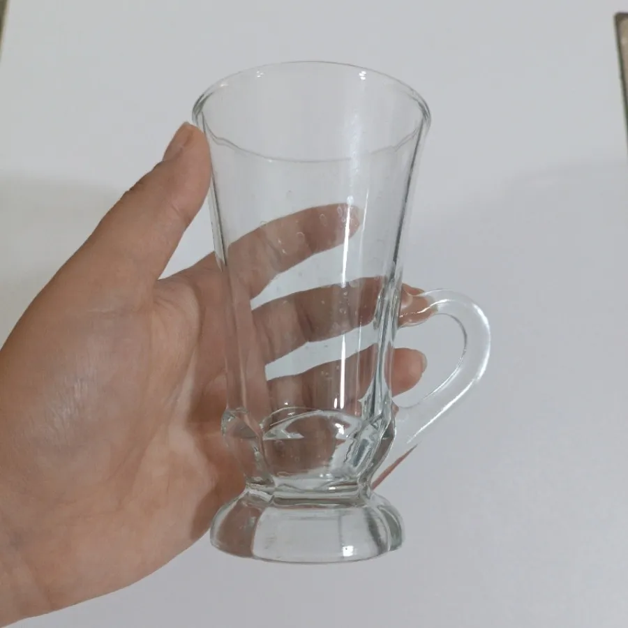 تعدادی لیوان و فنجان