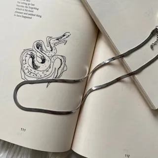 گردنبند ماری نقره‌ای