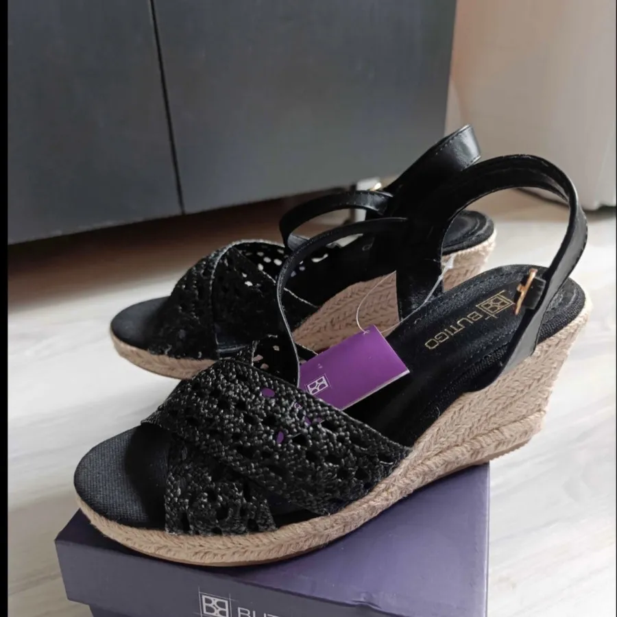 کفش صندل BUTIGO سایز37و39