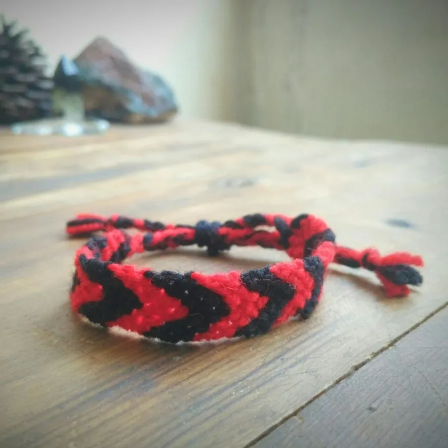 دستبند دوستی قرمز و سیاه