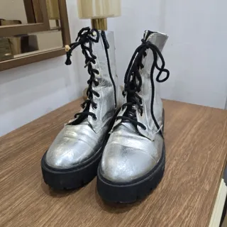 بوت نقره ای