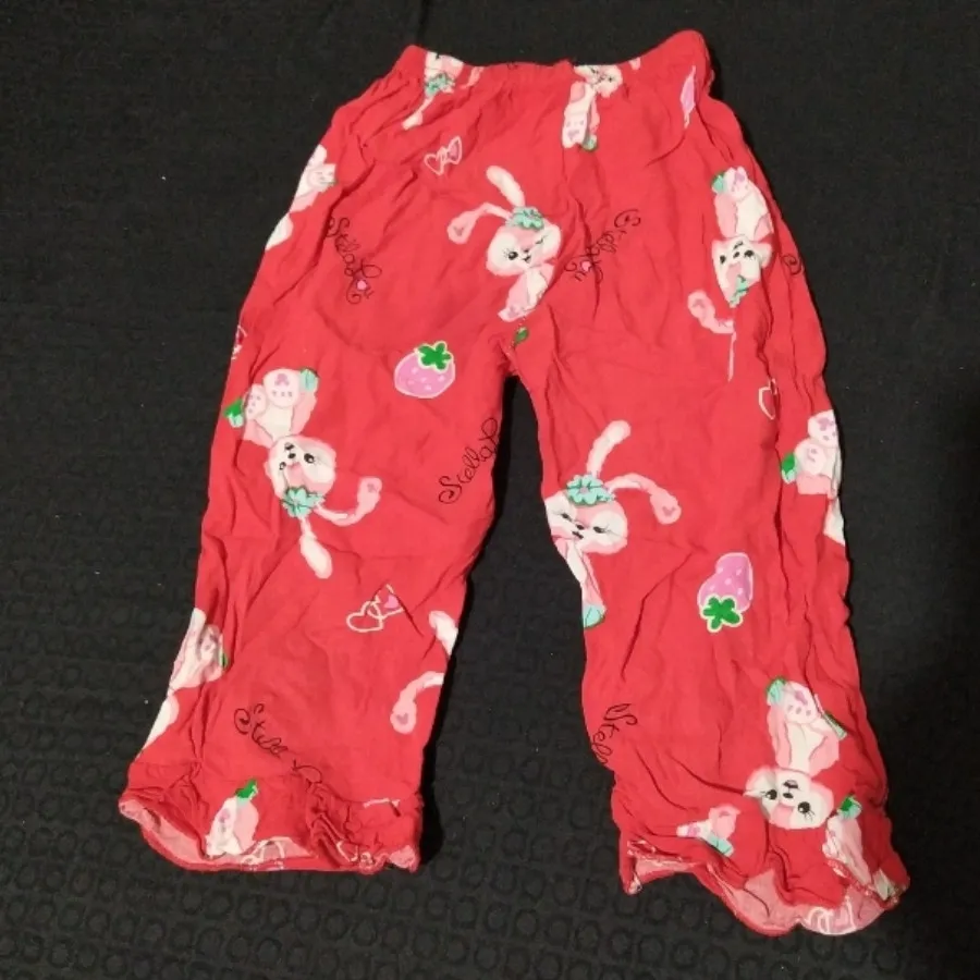 شلوارک تمام نخ دخترونه?