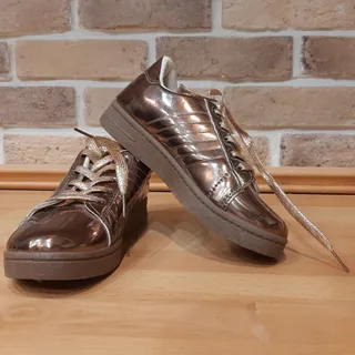 کفش کتونی هولوگرامی