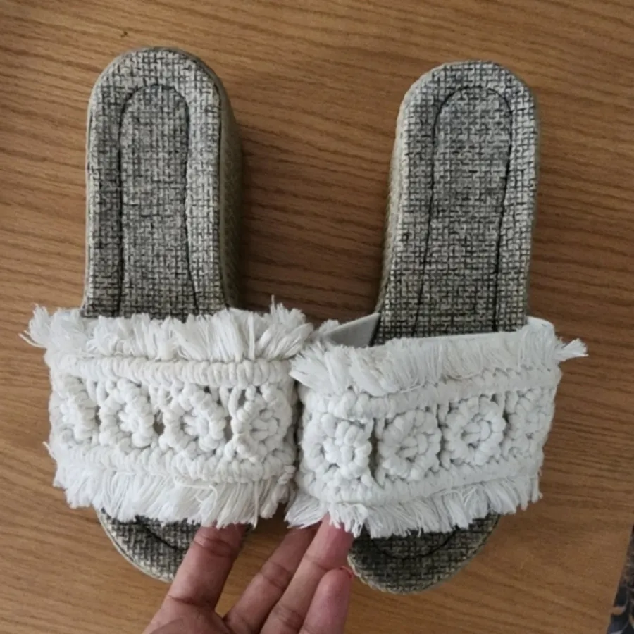 صندل کنفی یه کم لژ داره