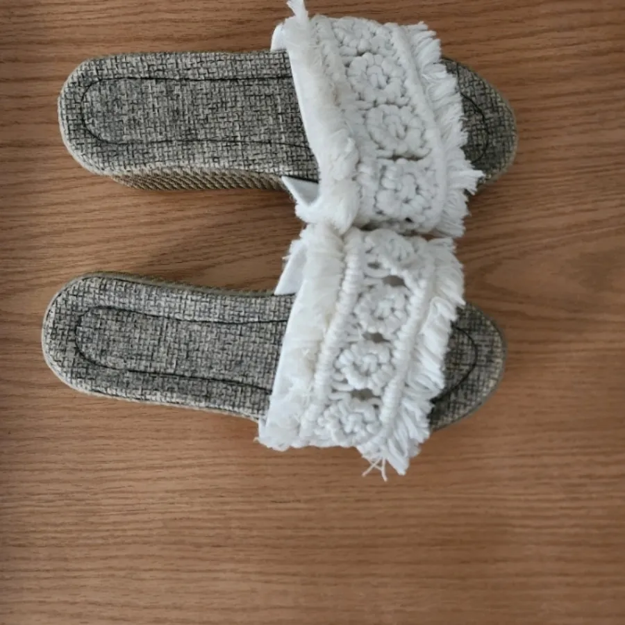 صندل کنفی یه کم لژ داره