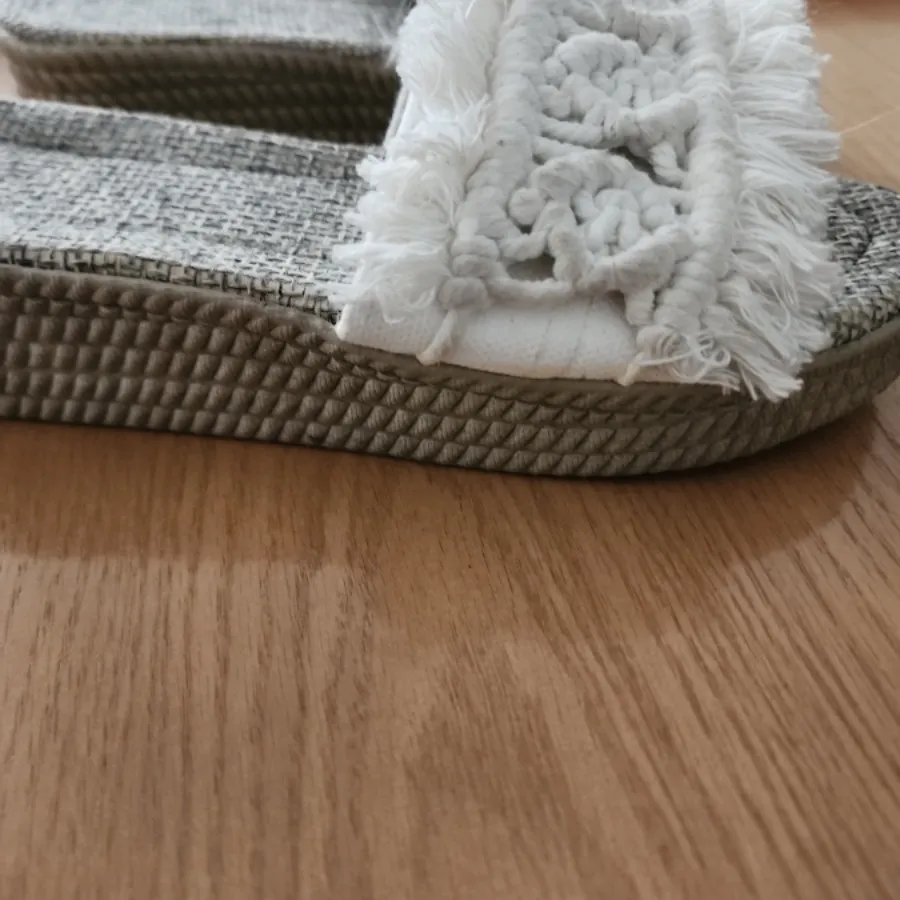 صندل کنفی یه کم لژ داره