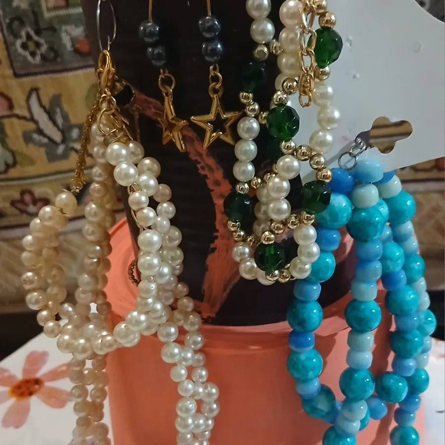 دست بند وگردن بند سنگی.