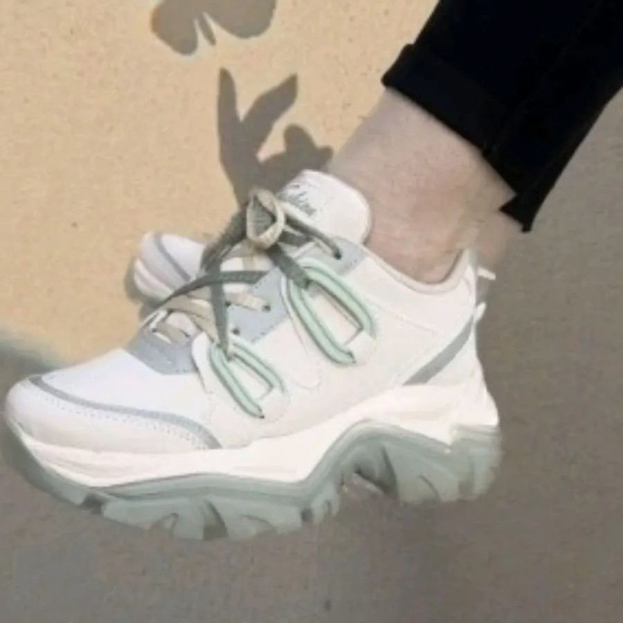 کفش کتونی جدید