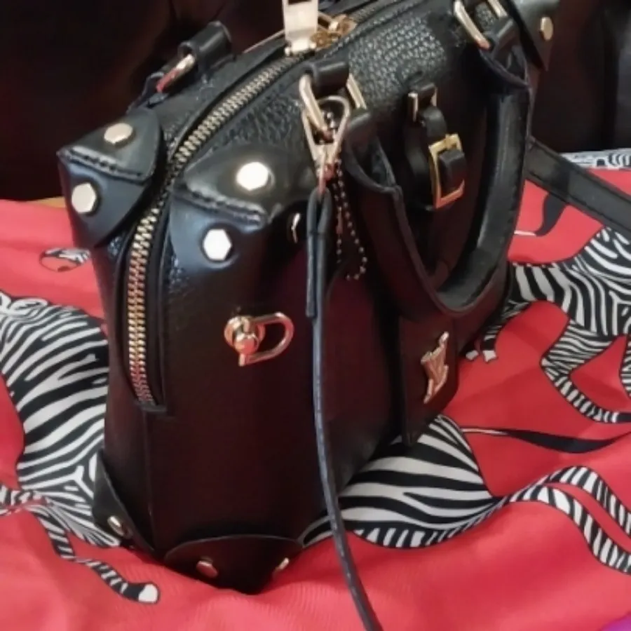 کیف مشکی رو دوشی