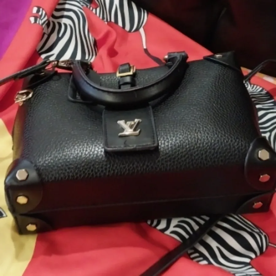 کیف مشکی رو دوشی