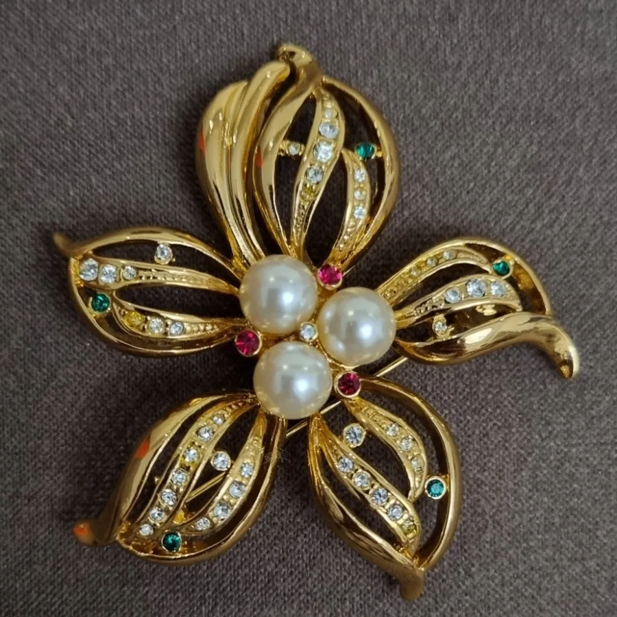 گل سینه زنانه