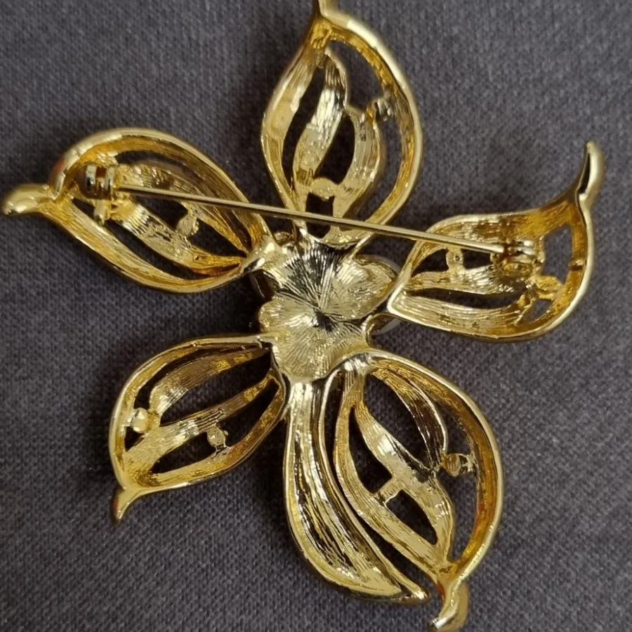 گل سینه زنانه