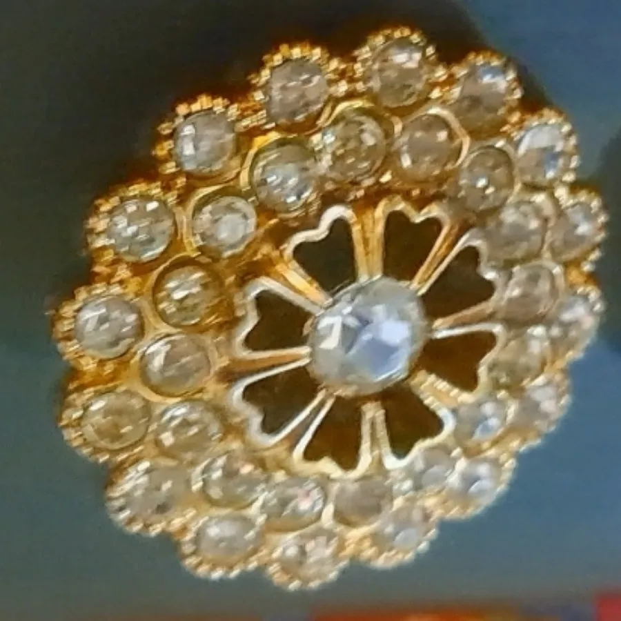 دکمه طلایی نگین دار