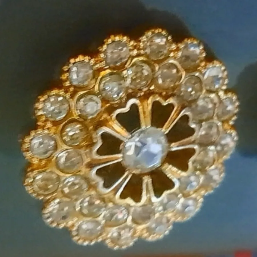 دکمه طلایی نگین دار