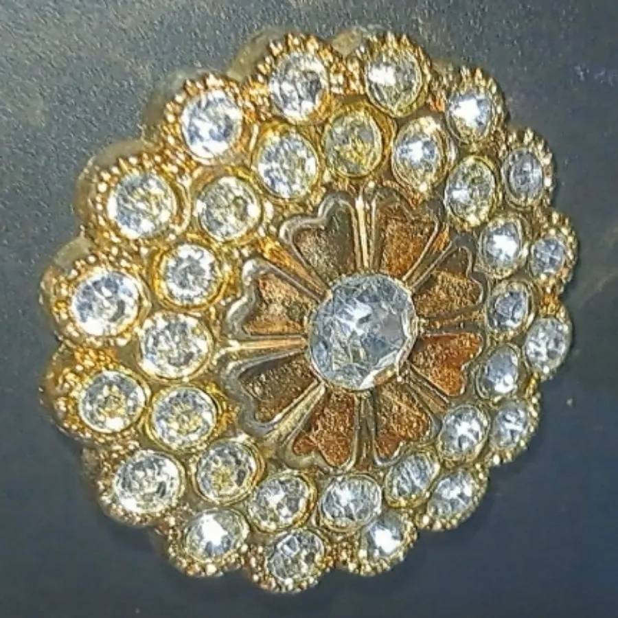 دکمه طلایی نگین دار