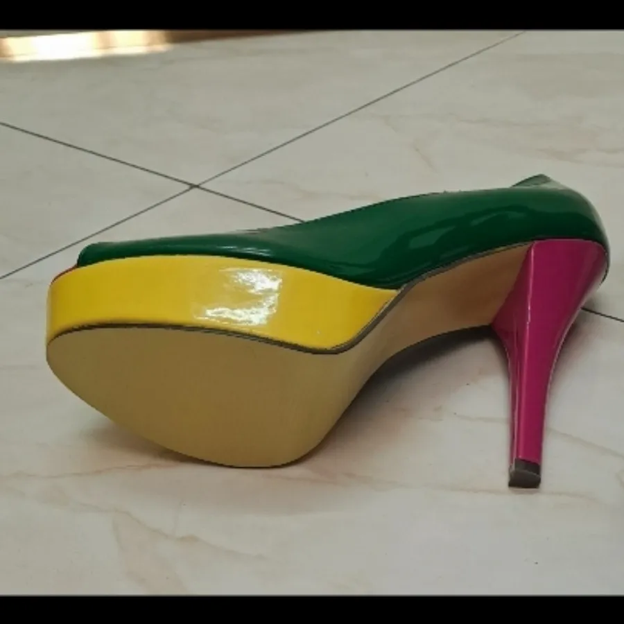 کفش چند رنگ،  خارجی