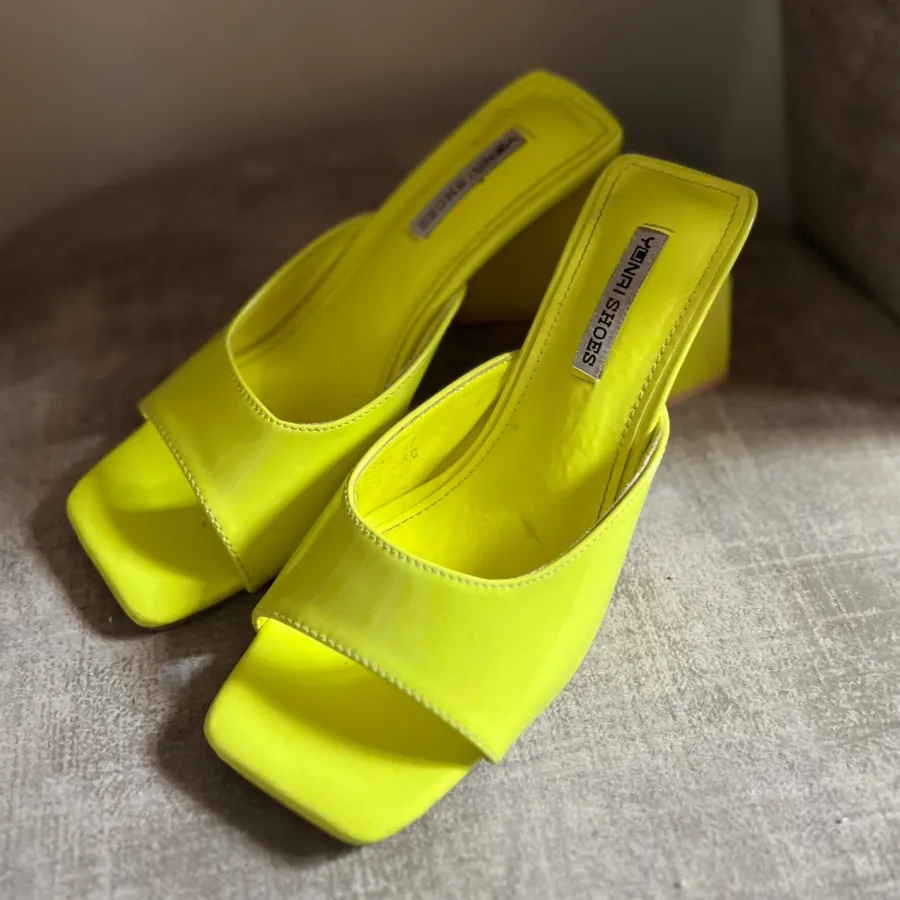 کفش پاشنه پهن لیمویی