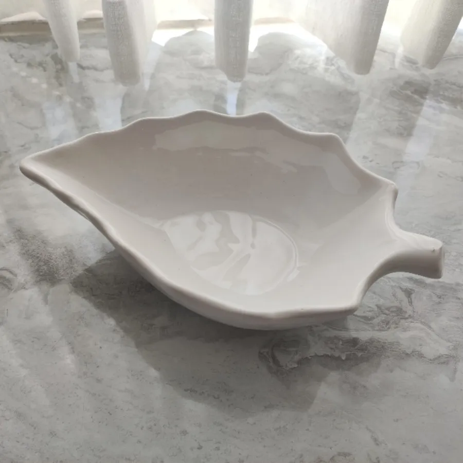 ظرف سرامیکی سفید طرح برگ