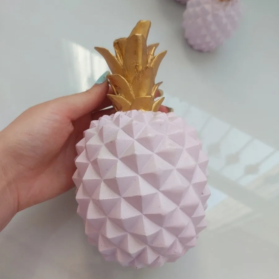 مجسمه اناناس صورتی