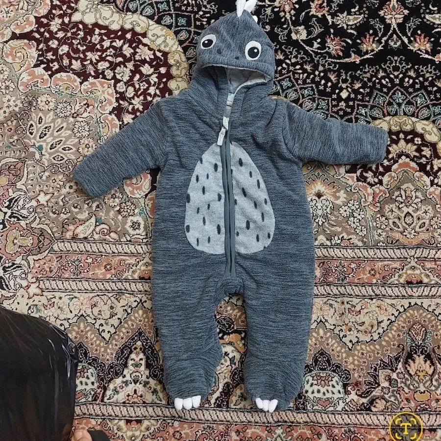 تعدادی لباس  بچگانه