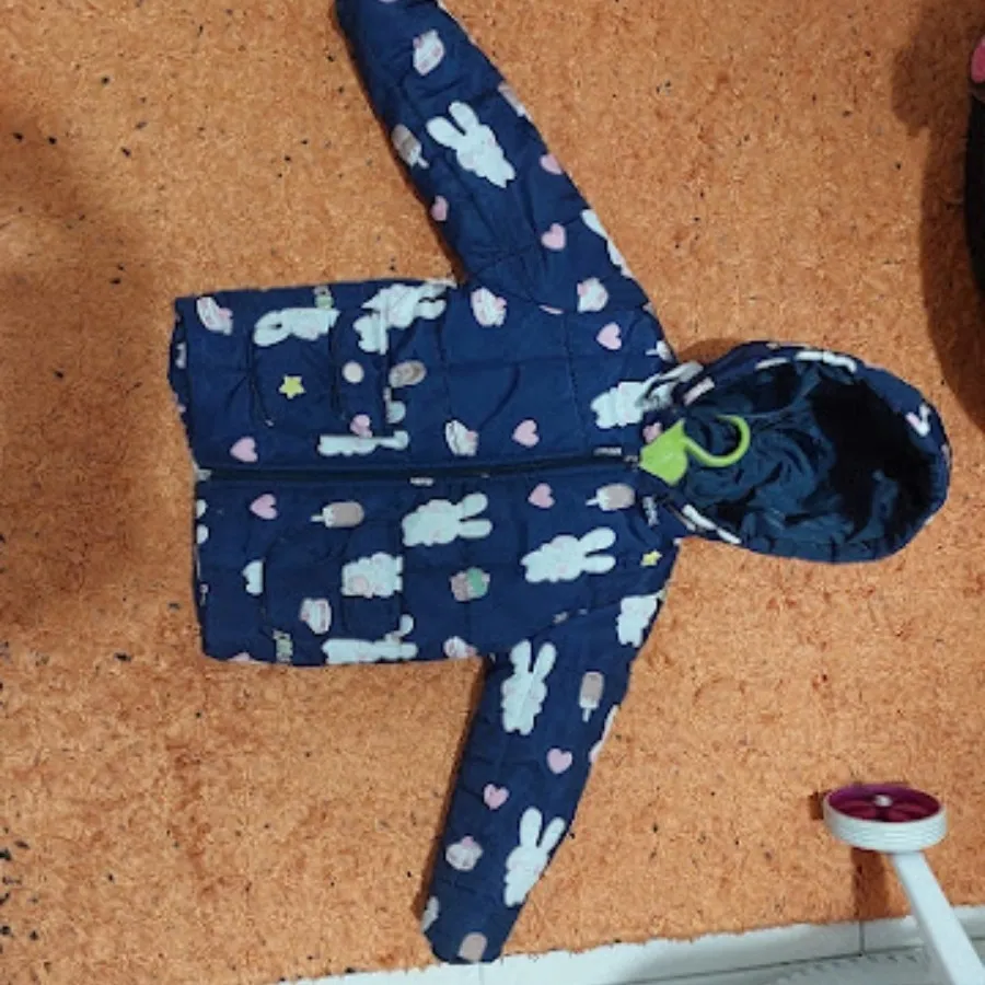 تعدادی لباس  بچگانه