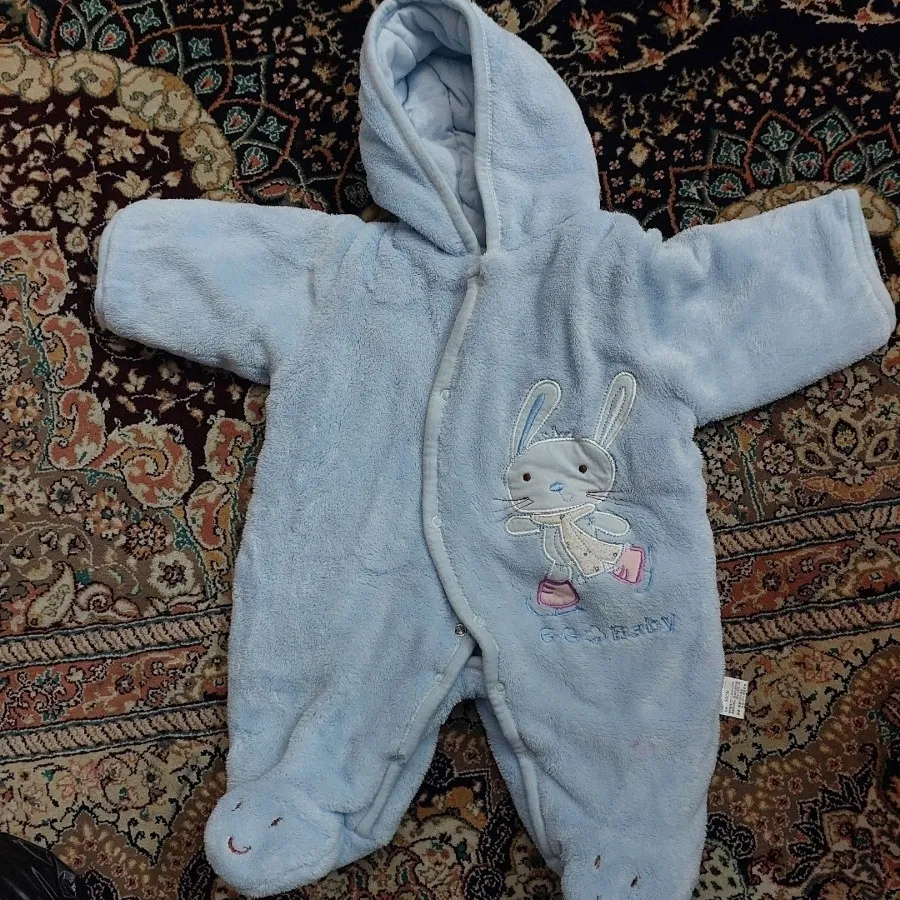 تعدادی لباس  بچگانه