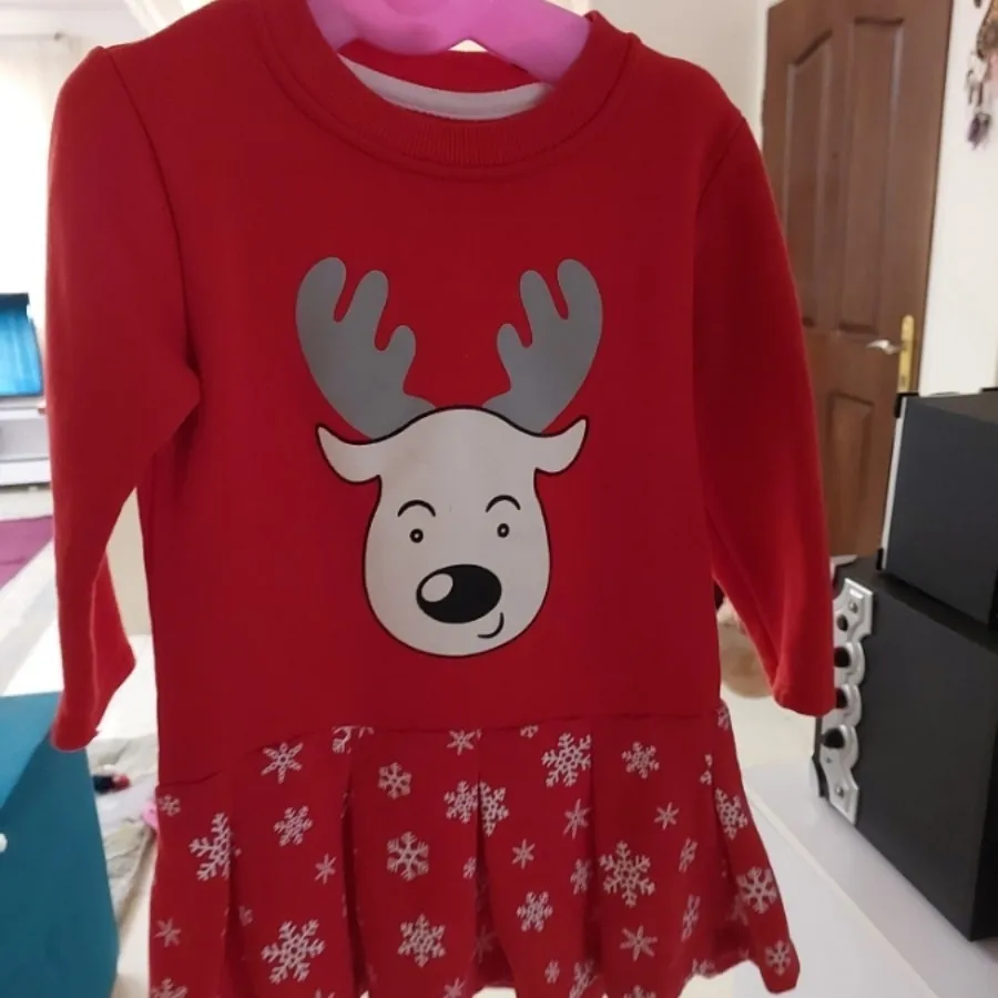 تعدادی لباس  بچگانه