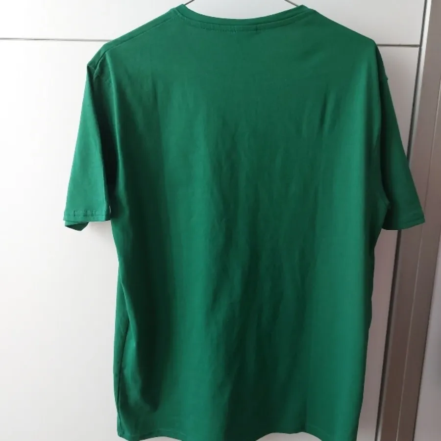 تی شرت خیلی خوش‌رنگ نو