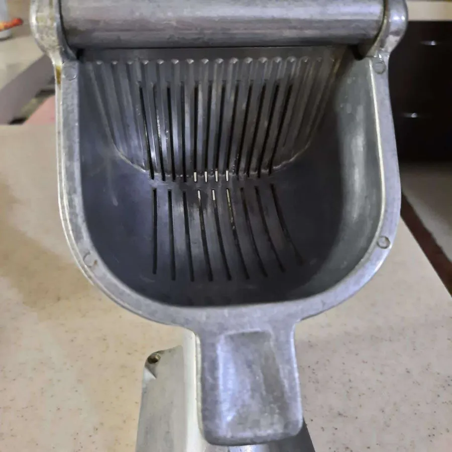 آب میوه‌گیری دستی