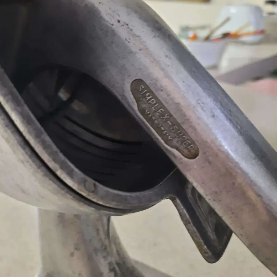 آب میوه‌گیری دستی