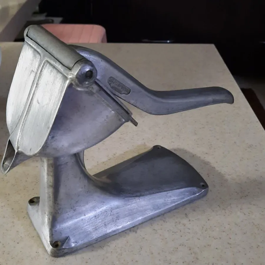 آب میوه‌گیری دستی